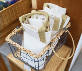 写真:折りたたんだトートバックがカゴの中に入っている