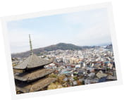 写真:街を見下ろしています。天寧寺 海雲塔や、たくさんの家や、海と山が写っています。