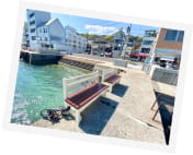 写真:海辺にベンチが写っています